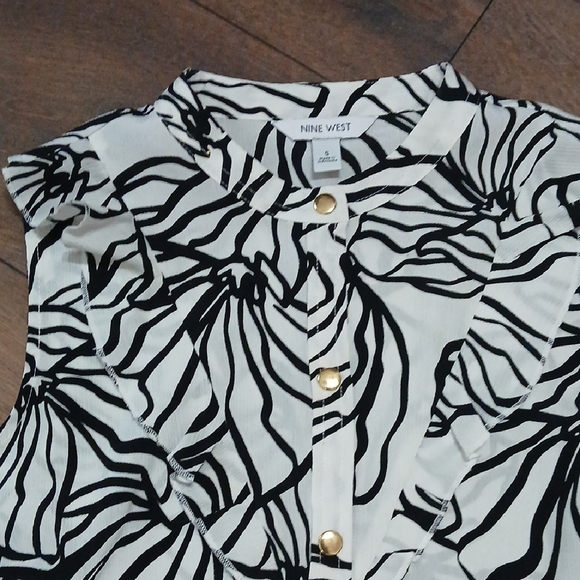 ♡Nine West Size Small Black White Ruffle Blouse♡ - Picture 7 of 10